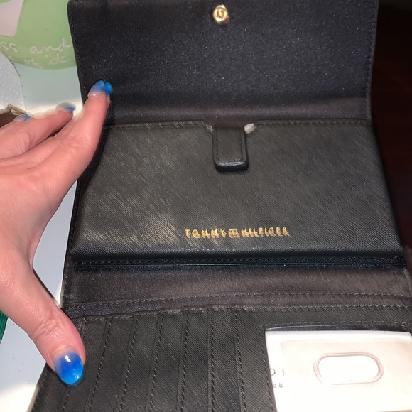 Tommy Hilfiger wallet/crossbody nwot - Picture 6 of 8